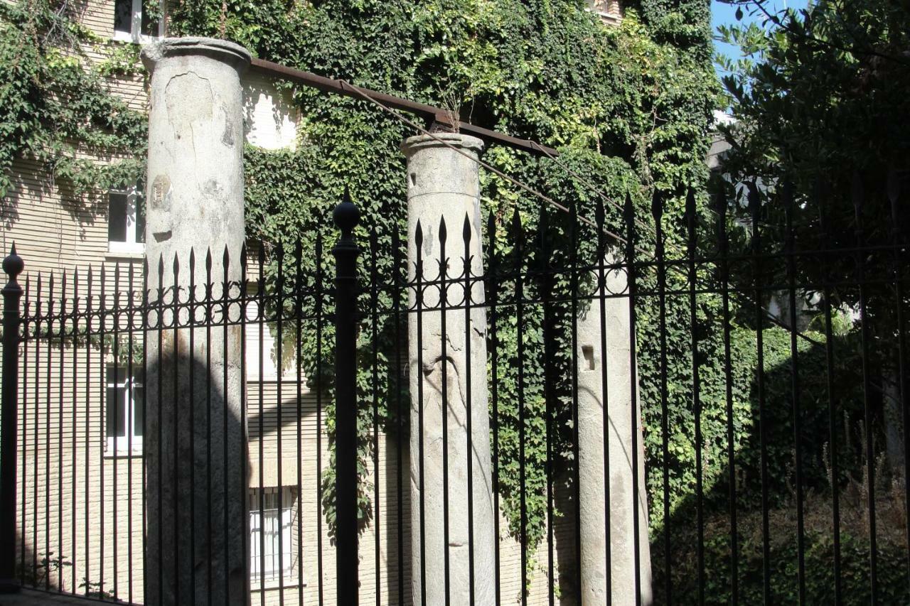 Las Columnas De Adriano. Calle Mármoles, 5 Sevilha Exterior foto